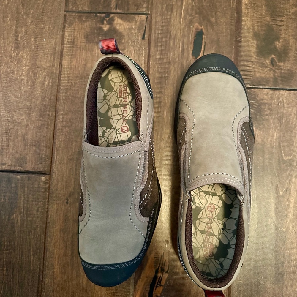 Merrell womens Tan and Brown Slip-On Shoessize 9
